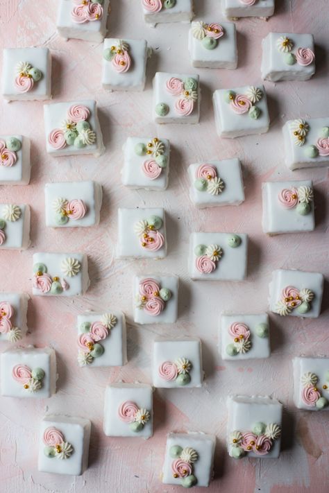 Vanilla Petit Fours Petit Four Cake Recipe, Petifores Recipe, Petit Fours Recipe Easy, Petit Four Icing, Petit Four Recipes, Little Cakes, Snacks Für Party, Mini Desserts, Pound Cake