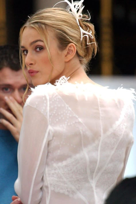 Juliet Keira Knightley Wedding Dress, Keira Knightley Love Actually, Keira Knightley Wedding, Keira Knightley Hair, Movie Wedding Dresses, Kiera Knightly, Star Costume, Keira Knightly, Isabelle Adjani