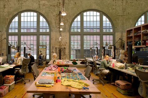 Urban Outfitters design depeartment... amazing-creative-workspaces-office-spaces-9-6 Urban Outfitters Office, Craft Workspace, Creative Workspace Office, Industrial Office Space, Design Studio Workspace, Creative Office Space, Fashion Designer Studio, Creative Workspace, Workspace Inspiration