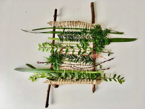 Outdoor Nature Activities, Nature Weaving, Weaving For Kids, Diy Camping, Craft Projects For Kids, Weaving Projects, Camping Crafts, Nature Activities, Nature Crafts