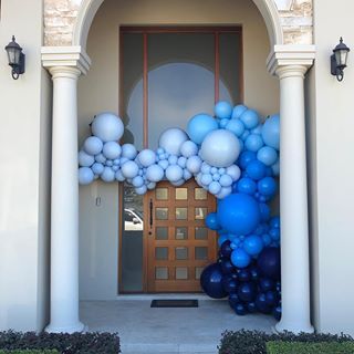 Baloon Garland, Blue Graduation Party, Graduation Party Backdrops, Balloon Bouquet Diy, Blue Birthday Parties, Creative Baby Shower, Something Blue Bridal, Blue Graduation, Graduation Party Favors