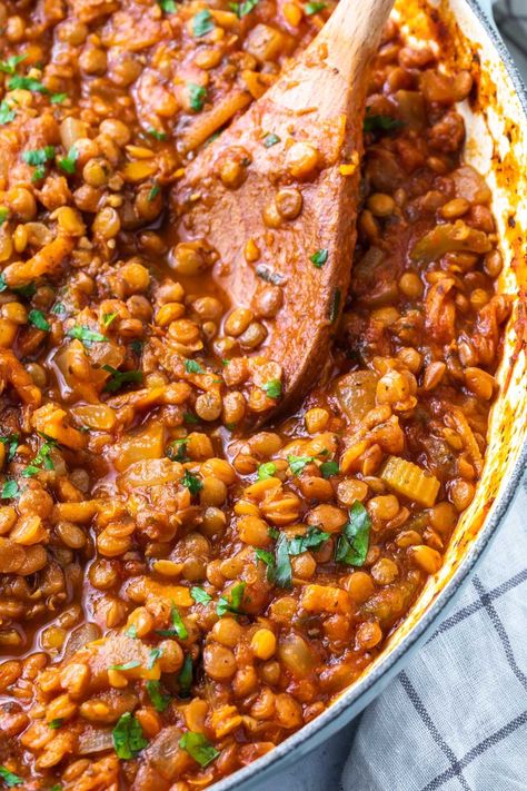 This simple, lentil bolognese is hearty, comforting and full of flavor - everything a pasta sauce should be. This easy recipe can be made in one pot on the stove or in a crockpot (without mushrooms!) Serve it over spaghetti - or even spaghetti squash for a healthy alternative. Slow Carb Recipes, Lentil Recipes Easy, Slow Cooker Spaghetti, Lentil Bolognese, Ayurveda Recipes, Slow Cooker Lentils, Lentil Dishes, Lentil Pasta, Slow Cooker Pasta