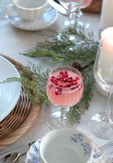 Christmas Table Pink, Red And Pink Christmas Table, Pink And Red Christmas Table, Red And Pink Christmas Decor, Pink And Red Christmas Decor, Red And Pink Christmas, Pink Red Christmas, Pink And Red Christmas, Pink Christmas Table