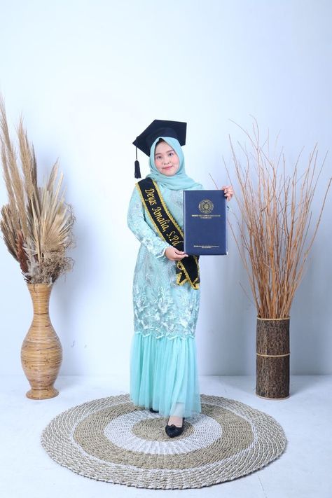 Background Wisuda, Graduation Photography Poses, Graduation Photography, Back Ground, Studio Photo, Family Portrait, Home Studio, Family Portraits, Photo Studio