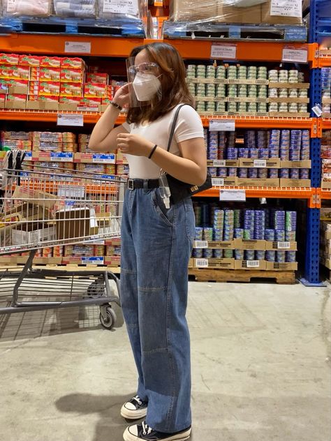 You’ll never go wrong with white top and baggy pants 😉👍🏼 #jeansoutfit #baggypantsforwomen #whitetshirt #grocerystore #groceryphotoshoot #converse #aesthetic follow me on instagram: @dmv.g Baggy Pants Fitted Top, Fitted Top Baggy Pants, Baggy Pants Small Top, Small Shirt Big Pants Outfit, Tight Top Baggy Pants Outfit, Baggy Pants Tight Shirt Outfit, Top And Baggy Pants, Tight Shirt Outfit, Big Pants Outfit