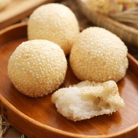 A wonderful, simple, and quick snack to make right at home: this popular Jian Dui recipe is probably the easiest delicious fried food you will ever make! Sesame Seed Balls, Chinese Dessert Recipe, Vietnamese Desserts, Sesame Balls, Chinese Snacks, Seed Balls, Paste Recipe, Chinese Dessert, Red Bean Paste