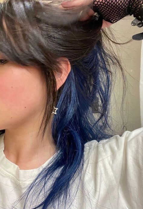 Hair Dye Reference, Wavy Hair Bangs, Layered Wavy Hair, Androgynous Hair, Dark Blue Hair, Hair Color Underneath, Peekaboo Hair, Hair Streaks, Dyed Hair Inspiration