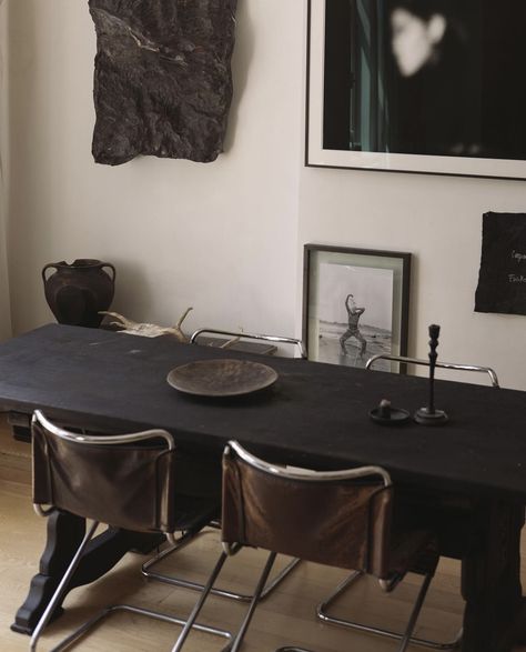 Modern Black Dining Room, Black Dining Room Table, Antique Dining Room, Dark Table, Black Rooms, Moody Interiors, Black Dining, Black Dining Room, Stone Dining Table