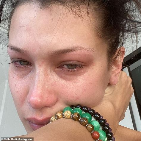 Bella Hadid Iconic Photos, Bella Hadid Meme, Bella Hadid Mood, Bella Hadid Crying, Bella Hadid Jewelry, Bella Hadid Instagram, Hadid Instagram, Isabella Hadid, Yolanda Hadid