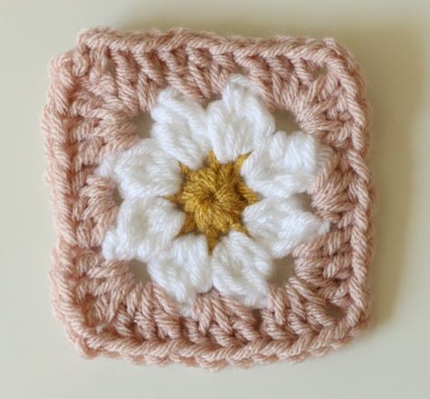 Daisy Granny Squares Crochet, Daisy Square Tutorial, Daisy Granny Square Pattern Free, Daisy Granny Square Tutorial, Daisy Granny Square Pattern, Granny Square Crochet Tutorial, Square Crochet Tutorial, Granny Square For Beginners, Crochet Daisy Granny Square