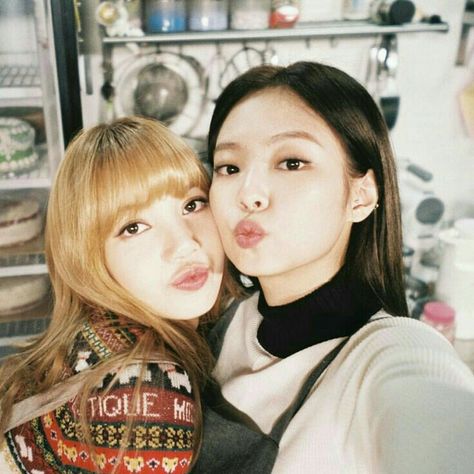 #JenLisa #Lisa #Jennie #Blackpink Romeo Ve Juliet, Chica Cool, Blackpink Members, Jennie Lisa, Kim Jisoo, Blackpink Photos, Lalisa Manoban, Infp, Blackpink Lisa