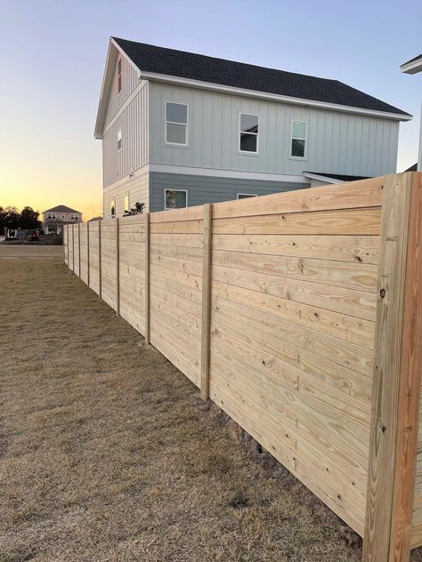 Horizontal Fence Ideas, Horizontal Wood Fence, Indoor House Ideas, Chain Link Fencing, Diy Backyard Fence, Diy Privacy Fence, House Transformation, Banana Splits, Wood Fence Design