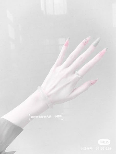 Colorful Spring Nails, Pretty Spring Nails, Pale Skin Beauty, Kily Jenner, Pale White Skin, White Skin Tone, Pale Aesthetic, About Skincare, Natural Face Skin Care