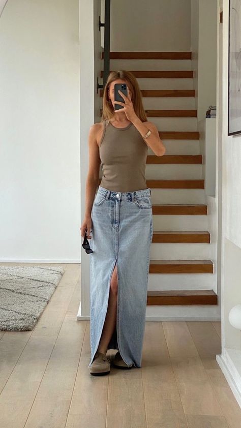 Denim Skirt Outfit Summer, Outfit Planning, Denim Skirt Fashion, Elegant Outfit Classy, Midi Jeans, Quoi Porter, Denim Skirt Outfits, Long Denim Skirt, Modest Dresses Casual