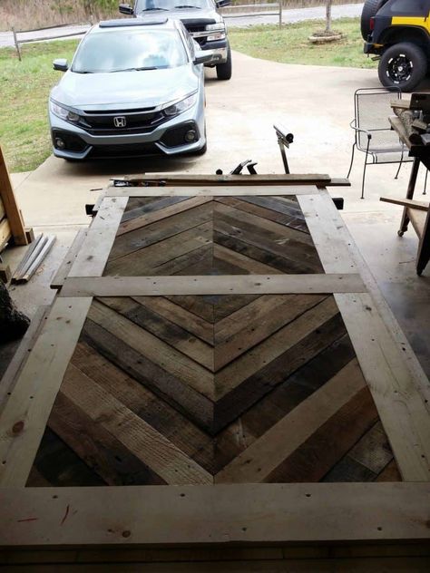 Pallet Door, Pallet Barn, Wooden Pallet Crafts, Repurpose Pallets, Wood Screen Door, Pallet Building, Pallet Walls, 1001 Pallets, Wood Barn Door