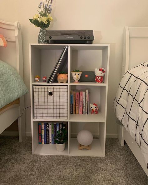 Cubic Shelf Decor Bedroom, What To Put In Shelves, Cube Organizer Ideas Bedroom Aesthetic, Small Bookshelf Organization, Shelf Set Up, Cube Shelf Aesthetic, Small Bookshelf Ideas Bedrooms, Cube Shelf Decor Bedroom, Shelf Organization Ideas Bedroom