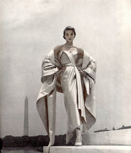 Jean Patchett in Christian Dior's blue and white satin evening gown and stole, photo by Toni Frissell, Vogue, October 1, 1951 Dior 1950, Dior Parfum, Satin Evening Gown, Look Retro, Fashion 1950s, Vintage Fashion Photography, Christian Dior Couture, 1950s Style, Vintage Couture