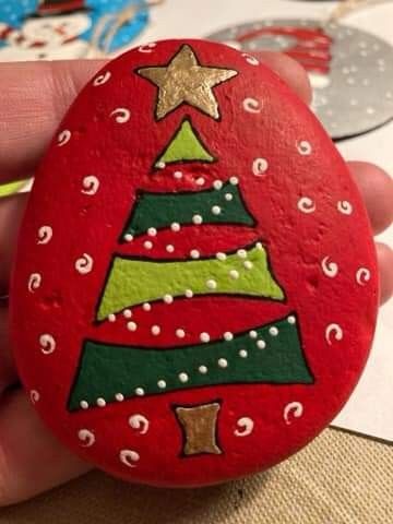 Xmas Rocks Painted, Holiday Rocks Painted, Christmas Stones Rock Art, Christmas Tree Painted Rocks, Painted Rocks Christmas Theme, Winter Painted Rocks Ideas, Christmas Rocks Painted Ideas, Stone Painting Christmas, Christmas Painted Rocks Ideas