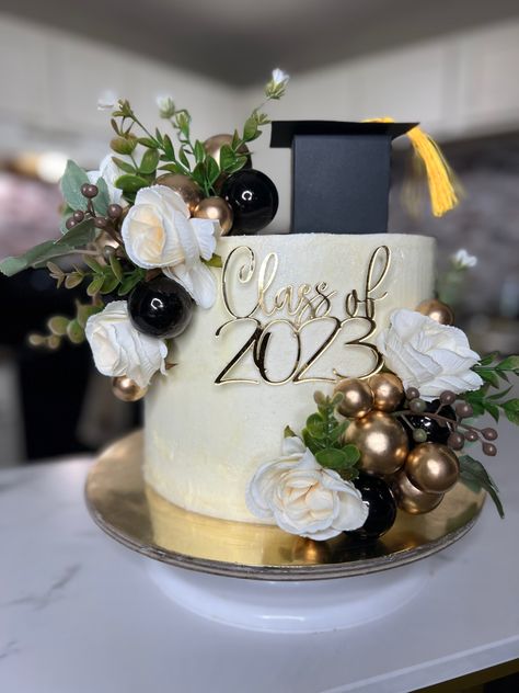 #graduationcakes #vanilla #homebaker #cakeart Graduation Cake Designs, Graduation Treats, Deco Pastel, Graduation Pics, Cake Inspo, Graduation Cap Decoration, Graduation Cake, Cake Decorating Designs, Cap Decorations