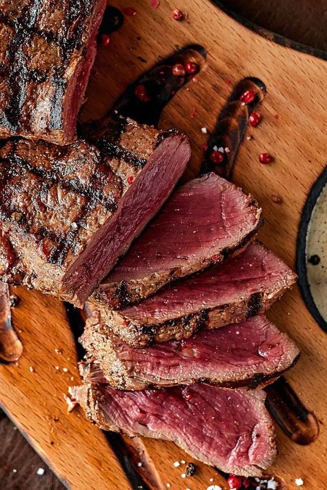 Steaks richtig zubereiten: Wie schwer ist ein Steak für eine Person? Wie viel Fleisch verwenden? #fleisch #steak #kochen #rezept #tipps #perfekt #tipps #küchenfinder Best Top Round Roast Recipe, Top Round Roast Recipe, Etiquette Dinner, Blue Steak, Leftover Steak Recipes, Gourmet Steak, New York Strip Steak, Testosterone Boosting Foods, Foods Breakfast