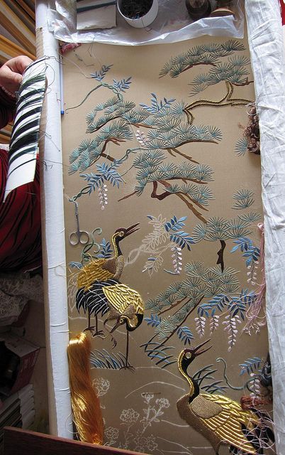 This is a reproduction of an antique embroidery panel, the stitch methods are unique and only several Chinese artists are able to do this: Su Embroidery, Embroidery Studio, Embroidery Kimono, Embroidery Tips, Antique Embroidery, Chinese Embroidery, Tambour Embroidery, Sashiko Embroidery, Japanese Embroidery