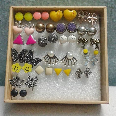 DIY stud earrings organiser ❤️ Some old cardboard box with some foam sheet cut and fixed in it and Voila!!! Made a ring holder using the… Diy Earring Holder For Studs, Earrings Organiser, Diy Earrings Box, Homemade Jewelry Holder, Earing Organizer, Diy Jewelry Organizer Box, Diy Stud Earrings, Diy Jewelry Stand, Stud Earring Organizer