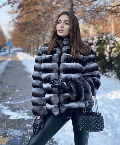 Leather Driving Gloves Women, Chinchilla Fur Coat, Chinchilla Coat, Sable Fur Coat, White Women Dresses, Fur Coat Outfit, Leather Gloves Women, Chinchilla Fur, Fur Gloves