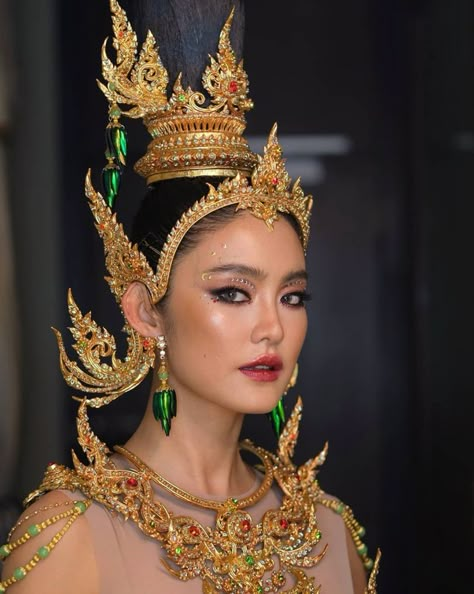 Shiv Murti, Thai Outfits, Recycle Dress, Asian Accessories, Makeup History, Thai Dance, Ancient Clothes, Sea Fashion, Thai National Costume