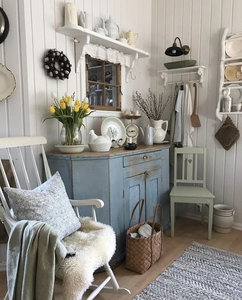 Scandinavian Home Interiors, Scandinavian Cottage, Farmhouse Inspired Decor, Scandinavian Farmhouse, Vibeke Design, Swedish Decor, Scandinavian Style Home, Estilo Country, Spring Home Decor