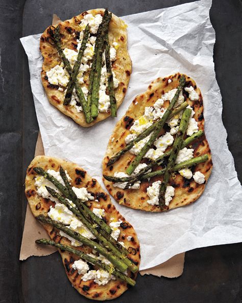 The Best Asparagus Recipes: 34 Ways to Cook Our Favorite Spring Vegetable Elegant Pie, Yakimeshi Recipe, Grilling Pizza, Pizza Vegetarian, Vegetarian Pizza Recipe, Ricotta Pizza, Martha Stewart Recipes, Craving Pizza, Rosemary Garlic