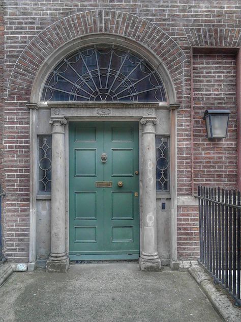 Georgian doorway, Henrietta Street, Dublin. Georgian Fanlight, Dublin Doors, Unusual Doors, Georgian Doors, Dublin House, Interior Design History, Georgian Architecture, Design History, History Design