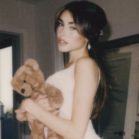 Madison Bear, Beer For Hair, Coquette Icon, Beer Icon, Y2k Photos, Avatar Picture, Feminine Mystique, Madison Beer, Pretty Selfies