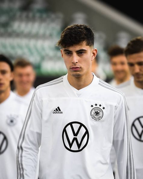 Julian Brandt, Kai Havertz, Club World Cup, Soccer Guys, Antoine Griezmann, England Football, Wild Hair, Football Boys, Arsenal Fc