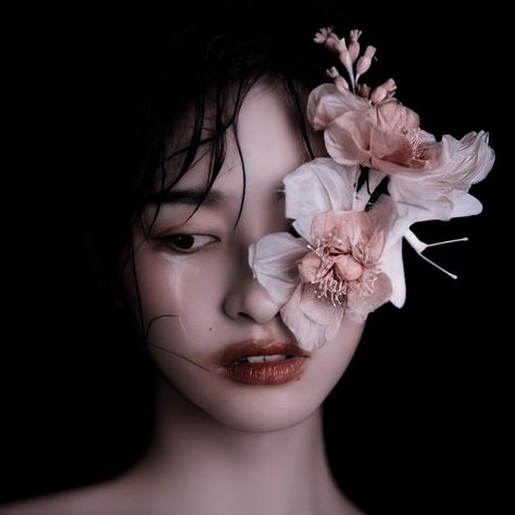 Hanahaki Pose Reference, Human Face Art Reference, Headshot Reference Pose, Photography Flowers Portrait, Person Covered In Flowers, Hanahaki Disease Photography, Hanahaki Photography, Portrait From Below, Art Reference Photos Lighting