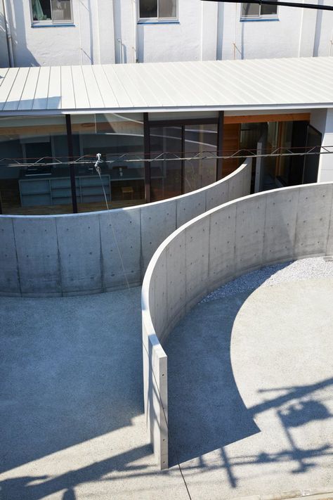 Curved Wall, Minimal Furniture, Curved Walls, Minimalist Architecture, Architect House, Concrete Wall, Minimalist Aesthetic, Public Space, Minimalist Home