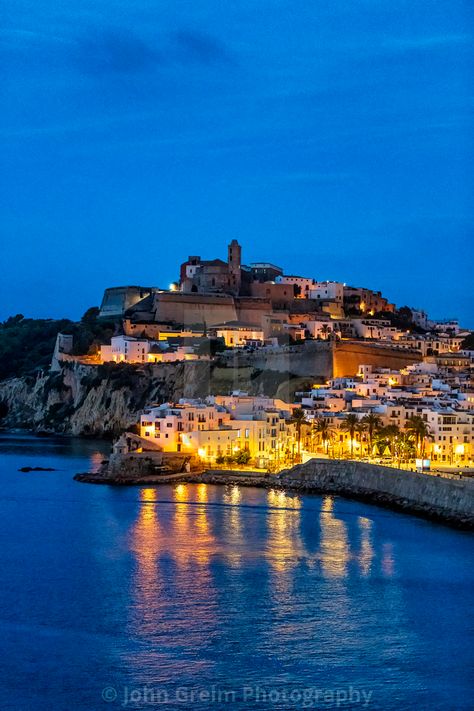 Spain Vibes, Town At Night, Ibiza Vibes, Ibiza Island, Ibiza Travel, Spain Photos, Spain Trip, Spain Aesthetic, Ibiza Town