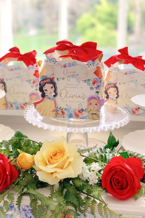 Snow White Candy Boxes, Snow White Candy Bags, Snow White One Year Birthday, Baby Snow White Birthday Party, Snow White 1st Birthday Party Ideas, Snow White Birthday Invitations, Snow White Goodie Bags, Snow White Baby Shower Theme, Snowhite Birthday Party