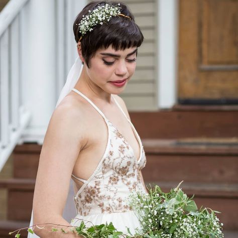 Lesbian Wedding Hairstyles Short, Short Wedding Hair With Flower Crown, Brides With Short Hair Pixie Haircuts, Pixie Wedding Hair With Veil, Floral Crown Wedding Short Hair, Pixie Bride, Pixie Wedding Hair, Short Hair Bride, Beautiful Wedding Hair