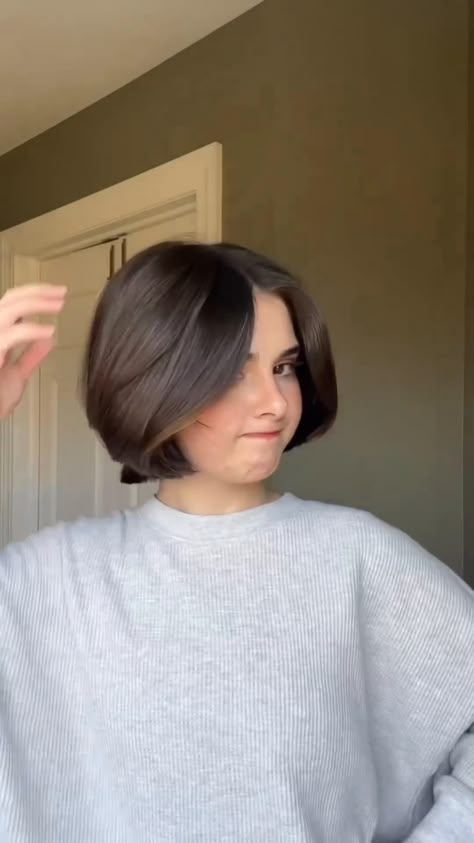 Beautiful #shorthair #hairstyle Sleek Short Hair, Anting Manik, Short Hair Cuts For Round Faces, Hair Tomboy, Short Hair Back, Short Hair Inspo, Hair Styles For Round Faces, Short Hair Tomboy, Easy Hair Cuts