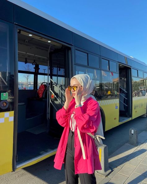 Pink Shirt Outfit Hijab, Outfit Ideas For University, Iran Outfit, Hot Pink Shirt Outfit, Hijabi Casual Outfits, Pink Shirt Outfit, Dress Muslim Modern, Hot Pink Shirt, Fashionable Work Outfit