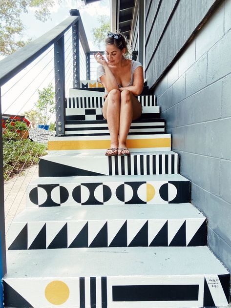 Mid Century inspired staircase for home. The black and white mural with pops in color was designed and painted by ansleyrandall. Mid Century Stairs, Stairs Mural, Entrance Organization, Cool Stairs, Front Stairs, African Inspired Decor, Entry Stairs, Retro Interior Design, Designer Patterns