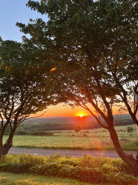 early morning sunrise in the country above the mountains and Morning Time Photography, Sunrise Images Mornings, Morning Pictures Aesthetic, Sunrise Sky Mornings, Romanticizing Morning, Early Morning Aesthetic Sunrise, Morning After Aesthetic, Early Riser Aesthetic, Spring Morning Aesthetic