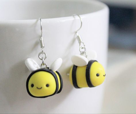 Cute Bee Earrings, Bee Made Out Of Clay, Clay Art Design Ideas, Bee Earrings Diy, Bee Clay Art, Bee Earrings Clay, Bee Polymer Clay Earrings, Soft Clay Ideas Easy, Clay Bee Earrings