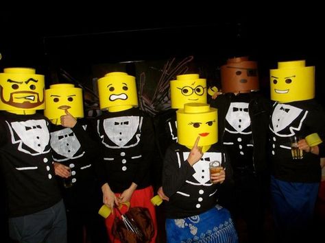 25 disfraces originales para grupos para disfrutar con amigos Lego Men, Trio Costumes, Halloween Costumes For Work, Trio Halloween Costumes, Lego People, Holloween Costume, Lego Man, Homemade Costumes, Funny Costumes