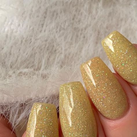 CorgisWineandNails on Instagram: "Who else is obsessed with yellow manis this season? I honestly can’t get enough of them, gimme all the yellows! Banana Daiquiri from the new @manibossdippowder Cocktail Collection is a super scrumptious yellow with mesmerizing sparkles! This would be a good one to try if you are not sure if yellow is your thing, because you’ll quickly realize it’s definitely your thing. 🤣💛 #dippowdernails #dippingpowdernails #dippowder #dippingpowder #dipnails #diydipnails #coffinnails #coffinshapenails #coffinnailshape #glitternails #shimmernails #corgiswineandnails #nails #nailart #nailartist #easynailart #easynails #nailinspo #nailinspiration #newnails #diynails #mani #yellownails #yellowaesthetic #summernails #springnails #bananadaiquiri #manibossdippowder #maniboss Yellow And Sparkle Nails, Yellow Nails Sparkle, Yellow Sparkly Nails, Yellow Metallic Nails, Yellow Glitter Nails Acrylic, Yellow Nails Glitter, Yellow Sparkle Nails, Yellow Birthday Nails, Yellow Prom Nails