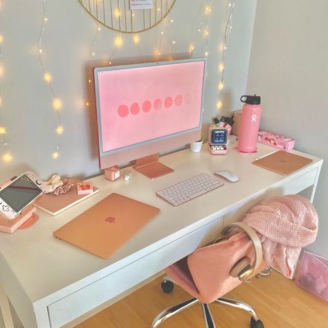 Apple Desk Setup Work Spaces, Pink Desk Setup Study, Imac Ipad Desk Setup, Pink Wfh Setup, Desk With Imac Ideas, Pink Work Desk Aesthetic, Imac Desk Aesthetic, Pink Imac Aesthetic, Preppy Desk Setup