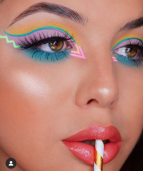 80s Theme Makeup, 80s Eyeliner Makeup Ideas, 80s Themed Makeup, Neon Disco Makeup, 80s Inspo Makeup, 80s Makeup Ideas, Retro Makeup 80's Make Up, 1980 Makeup Look, Makeup Looks 80s