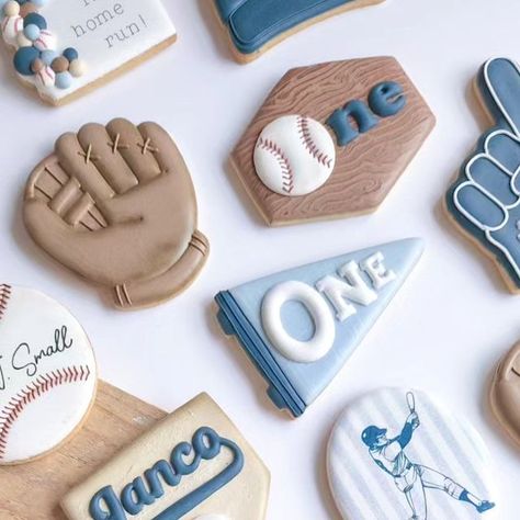 ᴄᴏᴏᴋɪᴇꜱ & ᴍᴏʀᴇ ʙʏ ɴᴀᴛᴀꜱʜᴀ on Instagram: "Janco is... Rookie of the Year! ⚾️🎈🎉  .  .  .  .  .  .  .  #cookie #cookies #customcookies #customsugarcookies #customcookiessouthafrica #cookiessouthafrica #sportcookies #sportscookies #baseballcookies #baseballbirthday #baseballbirthdayparty #rookie #rookieoftheyear #baseballcap #instacookie #instacookies #cookiesofig #cookiesofinsta #cookiesofinstagram" Baseball Cookies With Royal Icing, Rookie Of The Year Cookies, Home Run Baseball, Baseball Cookies, First Birthday Cookies, Baseball Ticket, Baseball Birthday Party, Rookie Of The Year, Baseball Birthday