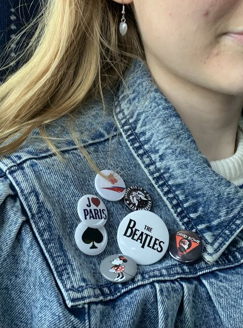 Denim Jacket With Patches And Pins, Jean Jacket With Pins, Denim Jacket Outfit Aesthetic, Denim Jacket With Pins, Patch Jacket Ideas, Aesthetic Denim Jacket, Denim Jacket Aesthetic, Denim Jacket Pins, Jacket With Pins