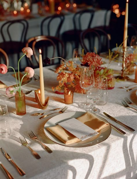 Troutbeck, Upstate New York – Samm Blake – New York Wedding Photographer New York Fall Wedding, Tablescape Ideas Wedding, Saltburn Wedding Aesthetic, Vintage Industrial Wedding, Wedding Table Setups, Fall Modern Wedding, Amber Table Setting, Troutbeck Wedding, Wedding Table Aesthetic